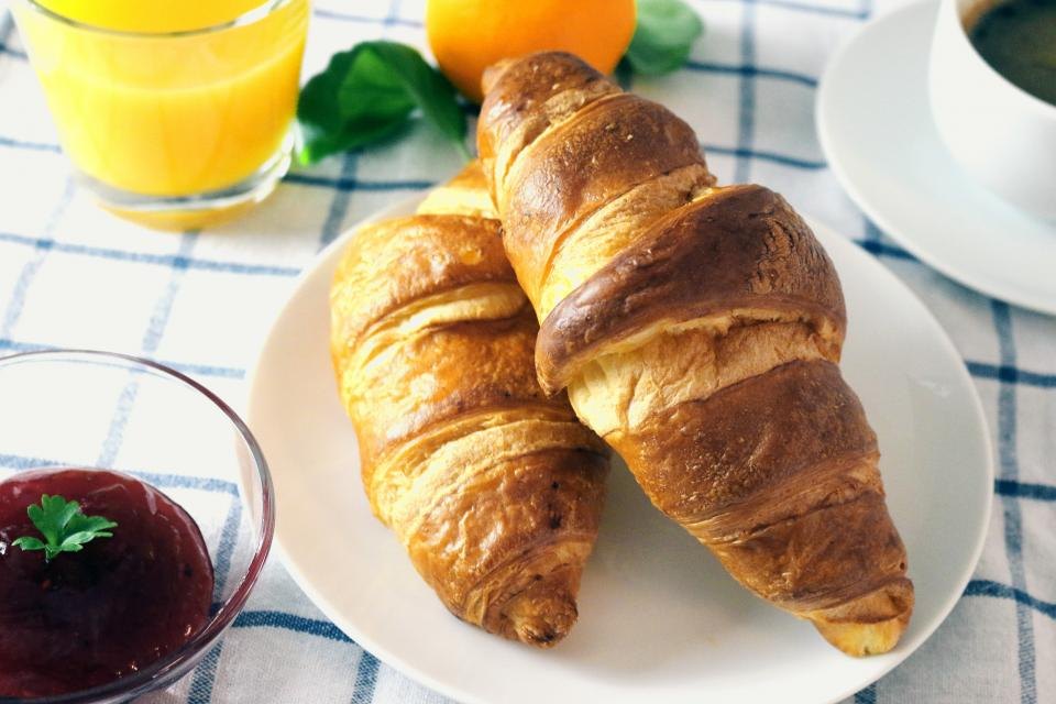 Máslové croissanty a čerstvý pomerančový džus